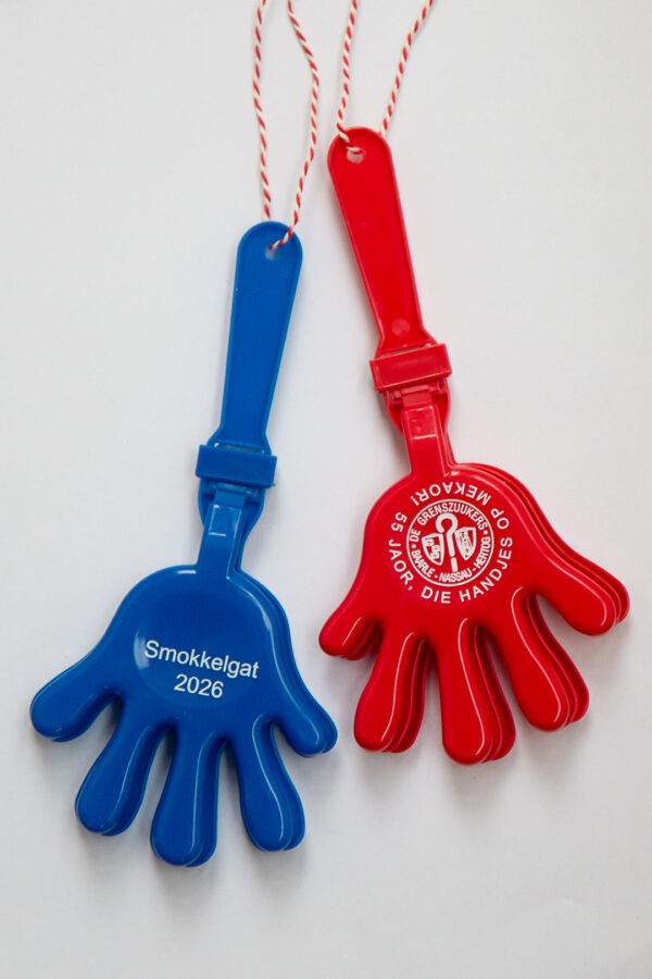 2026 Embleem: 55 Jaor, Die Die Handjes Op Mekaor!